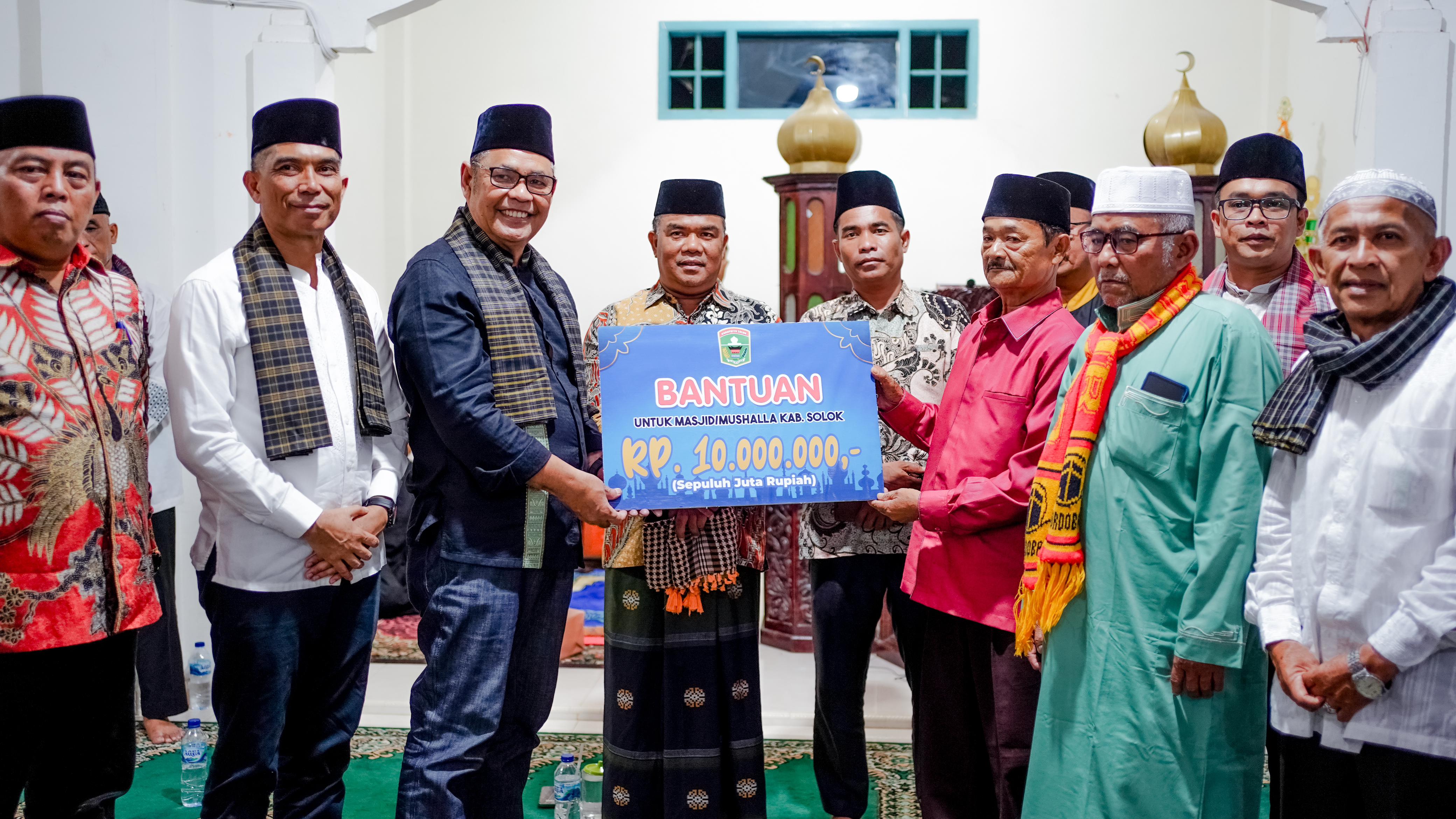 Bupati Solok Epyardi Asda serahkan bantuan pembangunan masjid Ainul Yaqin Aripan, Rabu (20/03/24).